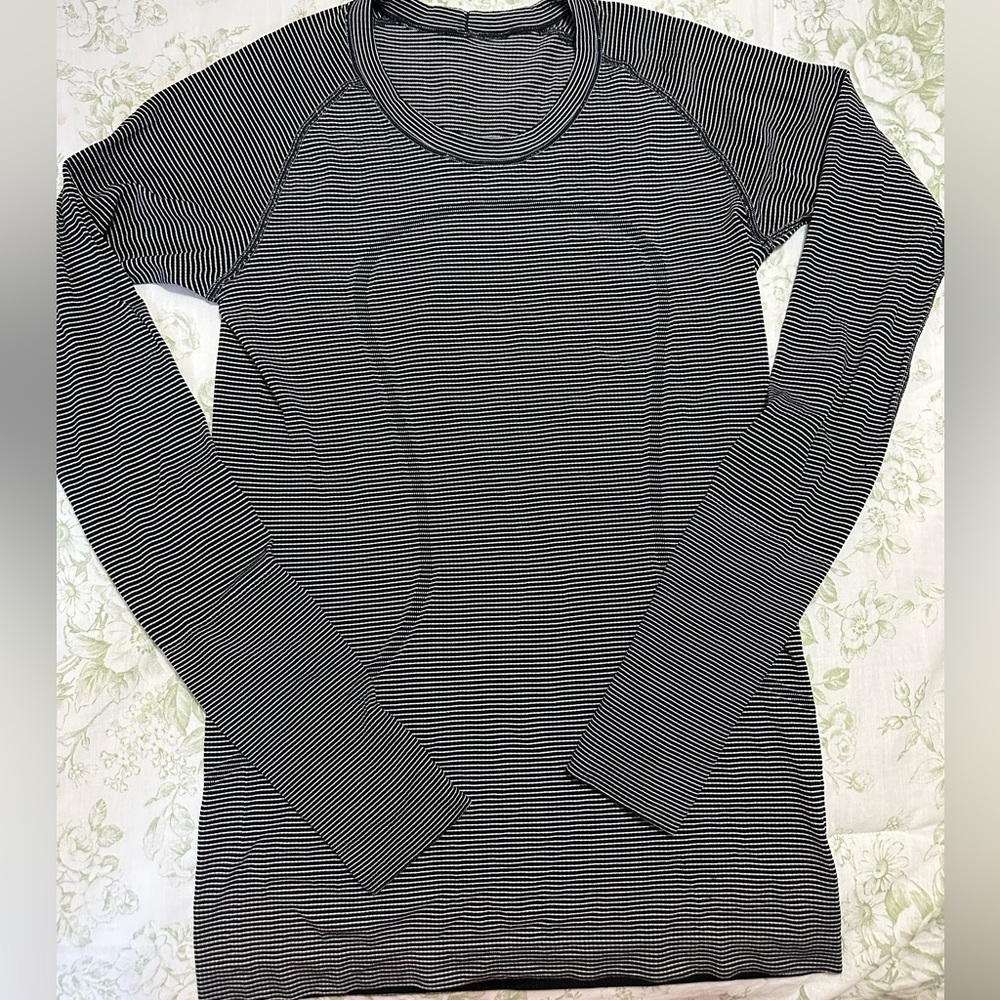 lululemon size 8 long sleeve top